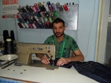 TERZİLERİN BAYRAM TELAŞI Yaklaşan Kurban Bayramı öncesi terziler hareketlendi. Bayram hazırlıkları içinde seyyar