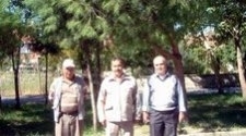 Balıkesir’de oturan 3 komşu evlerinin önündeki boş alanı yeşillendirirken, büyük