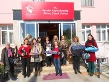 KİMSESİZ ÇOCUKLARI SEVİNDİRDİLER Balıkesir’in Burhaniye ilçesinde, Avni Özpolat Anaokulu Okul Aile Birliği üyeleri,