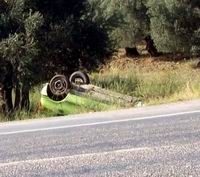 Balıkesir’in Edremit ilçesinde lastiği patlayan araç devrilerek zeytinlik alana uçtu.Edinilen
