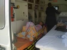 AMBULANS HASTA İÇİNDE YOLDA KALDI HASTA YAKINLARININ 3 KEZ İTEREK ÇALIŞTIRDIKLARI AMBULANS HASTAYI EVİNE GÖTÜREMEDİ