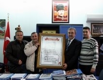 EDREMİT’İN TÜRKÜSÜ’NE BELEDİYE SAHİP ÇIKTI Balıkesir’in Edremit ilçesi için türkü yazan Feyzullah Evcil’e Belediye Başkanı