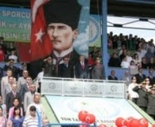 TÖREN SIRASINDA PROTOKOLDE OTURAN BANKA MÜDİRESİ NURAY ÖZDEN SICAK NEDENİYLE