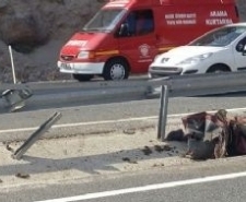 Trafik kazası bir ölü, üç yaralı Balıkesir-Edremit Karayolunda meydana gelen trafik kazasında direksiyon hakimiyetini kaybeden otomobil