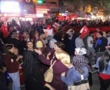 Evet’i göbek atarak kutladılar Edremit ilçesinde Cumhuriyet Meydanında toplanan vatandaşlar ’Evet’i göbek atarak kutladılar