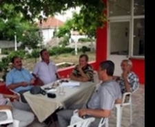 HEM ÇALIŞIYOR, EDREMİT’TE OKUR YAZAR BİLMEYEN KALMIYORHEM MÜDÜRÜ İSMAİL DAMARA:“HEDEFİMİZ