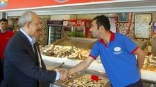 KILIÇDAROĞLU BALIKÇILARLA SOHBET ETTİ Balıkesir’in Bandırma ilçesinde festival açılışına katılan Cumhuriyet