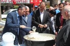KUTLU DOĞUM HAFTASI HAYRI YAPILDI Edremit Müftülüğü tarafından Kutlu Doğum Haftası nedeniyle Cumhuriyet Meydanı’nda düzenlenen
