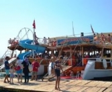 YENİ TREND, GEZİ TEKNELERİ Balıkesir’in Ayvalık ilçesinin dünyaca ünlü turizm merkezi Sarımsaklı’ya gelen vatandaşların