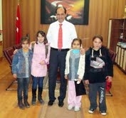   Balıkesir’in Edremit ilçesindeki bir grup ilköğretim öğrencisi, Kaymakam Osman