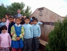 HAYIRSEVER ÖĞRETMEN, OKULUNA ÇEŞME YAPTIRDI Balıkesir’in Burhaniye ilçesine bağlı Pelitköy beldesindeki Halit Selçuk İlköğretim Okulu’nda