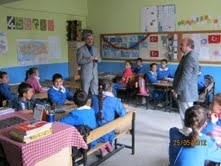 BURHANİYE’DE EMEKLİ POLİS ARANAN TÜRKÜCÜ OLDU Balıkesir’in Burhaniye ilçesinde, çeşitli etkinliklerde söylediği türkülerle büyük takdir