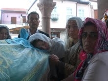  Balıkesir’in Ayvalık ilçesi lösemi hastası ölen kız arkadaşlarına ağladı.Yaptıkları kek