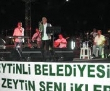 41 YIL SONRA BİR ARAYA GELDİLER Balıkesir’in Ayvalık ilçesinde, Ayvalık Lisesi’nin 1969 yılı 6-Fen mezunları