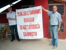 EDREMİT’TE MİNİBÜSÇÜLERİN AYAKTA YOLCU KAVGASI Balıkesir’in Edremit ilçesinde toplanan minibüsçüler , Koltuk sayılarının arttırılmasını istediler