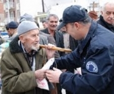 POLİS FOTOĞRAFLARLA HER YERDE Balıkesir’in Havran ilçesinde ‘Polis Haftası’ nedeniyle polisler fotoğraf sergisi açtı.İlçe