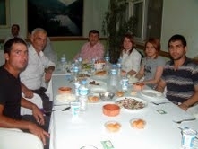 BURHANİYE’DE KARADENİZLİLERİN İFTAR YEMEĞİ Balıkesir’in Burhaniye ilçesinde, Karadenizliler Yardımlaşma ve Dayanışma Derneği’nce verilen