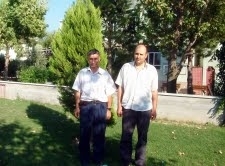 İMAMLAR YEŞİLE SAHİP ÇIKIYOR Balıkesir’in Burhaniye ilçesindeki Yeni Camii bahçesi imamlar tarafından ağaçlandırıldı. Çalışmaları