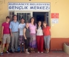 BURHANİYE’DE YAZ KURSLARINA İLGİ SÜREYİ UZATTIRDI Balıkesir’in Burhaniye ilçesinde, yaz kurslarına ilgi büyük oldu.Yaz kurslarının Eylül