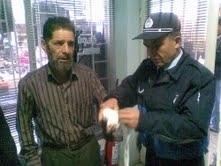BÖYLE DİLENCİ GÖRÜLMEDİ Balıkesir’in Edremit Belediyesi zabıta ekipleri, duygu istismarcılığı yöntemiyle dilencilik yapan