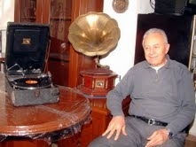 ASIRLIK GRAMOFONLAR İLGİ ODAĞI OLDU Balıkesir’in Burhaniye ilçesinde, Kültür ve Sanat Derneği Başkanı Ali Özcan’a