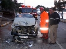 KAZA YAPAN LPG’Lİ OTOMOBİL PANİĞE YOL AÇTI Balıkesir’in Ayvalık ilçesinde süratli olduğu iddia edilen LPG’li otomobil, Belediyeye