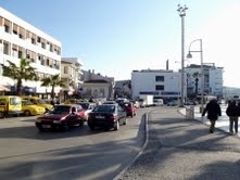 AYVALIK’TA CUMHURİYET MEYDANI YENİ YÜZÜNE KAVUŞUYOR Balıkesir’in Ayvalık ilçesinde, Belediye tarafından sahil şeridinden Cumhuriyet Meydanı’na