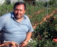 BURHANİYE’DE ÇİÇEKÇİLER BİRLİK OLDU Balıkesir’in Burhaniye ilçesinde, Ayvalık, Burhaniye ve Gömeç ilçesindeki çiçekçiler Süs