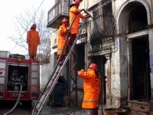 MANGAL YAKARKEN BİNAYI YAKTILAR Balıkesir’in Ayvalık ilçesinde tescilli bir metruk binada mangal partisi yapmak