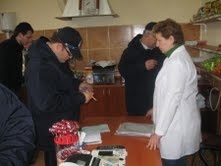 KANTİNLERE ŞOK BASKIN Balıkesir’in Edremit Belediyesi zabıta okul kantinlerini mercek altına aldı.Ekipler, ilçede