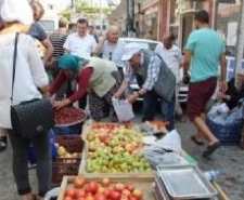BURHANİYE’DE ORGANİK ÜRÜNLER İLGİ GÖRDÜ Balıkesir’in Burhaniye ilçesinde, sezon nedeniyle sebze pazarı yazlıkçılarla dolup taşarken,