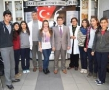 MUHTAR KENT’İN DESTEKLEDİĞİ AYVALIKLI GENÇ KIZ 4 ÜNİVERSİTEYE BAŞVURU YAPMAYA HAZIRLANIYOR Geçtiğimiz yıl Ayvalık Anadolu Lisesi’nden (AYAL) mezun olan, Gebze İleri