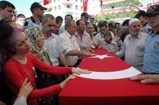 AĞABEYİNİN TABUTUNU AÇMAK İSTEYEN KIZ, KARDEŞİNİN FERYATLARI YÜREK PARÇALADI
