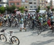 BURHANİYE’ DE BİSİKLET FESTİVALİ BAŞLADI Burhaniye ilçesinde, Öğretmenler Mahallesi Çevre Koruma ve Güzelleştirme Derneği’nin öncülüğünde