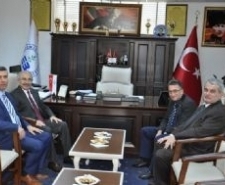 VALİ YAMAN’DAN EDREMİT BELEDİYESİ’NE ZİYARET Balıkesir Valisi Mustafa Yaman, Edremit Belediyesi’ni ziyaret etti. Belediye Başkanı