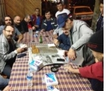 Balıkesir’in Edremit İlçesinde kafes kuşçuları Manisa’da yapılan yarışmadaki başarılarını baklava