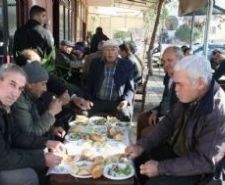 BEDAVA BALIK EKMEK KAPIŞILDI Ayvalık’ın Altınova beldesinde, bir balıkçı dükkanı açılışında vatandaşlara ızgara balık