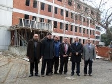 OKUL İNŞAATINA KAYMAKAM DESTEĞİ Balıkesir’in Burhaniye ilçesinde, Geriş Mahallesinde yapımı devam eden Hürriyet Ortaokulu’nu