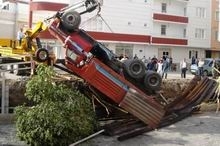 EDREMİT’TE KAMYON İNŞAATIN TEMELİNE DÜŞTÜ, TEHLİKE UCUZ ATLATILDI İsmail İrgörücü’nün