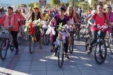 Süslü kadınlar: “Trafikte biz de bisikletimizle varız”   "Kadına