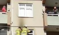 ÜST KAT KOMŞULARI YANGINI YUKARIDAN İZLEDİ Edremit’te çıkan yangın paniğe sebep oldu. Edinilen bilgiye göre, öğle
