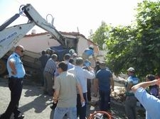 Balıkesir’in Edremit ilçesinde eve giren kum yüklü traktörün sürücüsü hayatını