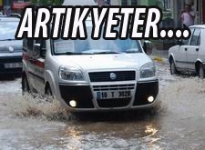  – EDREMİT’E 5 DAKİKALIK YAĞMUR YETTİ– İLÇEDE MENFEZLER TIKANDI, YOLLAR