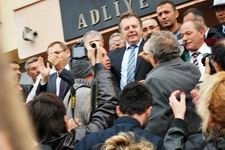 AYVALIK’TA BÜYÜK SEVİNÇ BAŞKAN TÜRKÖZEN TUTUKSUZ YARGILANMAK ÜZERE SERBEST BIRAKILDI TÜRKÖZEN'İN SERBEST BIRAKILMASI