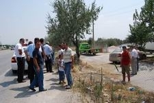 Balıkesir’in Edremit ilçesinde çöp aracına çarpan araç, çitleri kopartarak Belediye