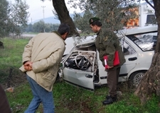 – ZEYTİN AĞACINA ÇARPAN SÜRÜCÜ AĞIR YARALANDI Mustafa TERZİOĞLU /