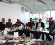 TÜRKÖZEN’DEN CHP’Lİ MECLİS ÜYELERİNE KAHVALTI JESTİ Balıkesir’in Ayvalık ilçesinde; Belediye Başkanı Hasan Bülent Türközen, CHP’li belediye