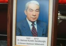 BURHANİYE’DE DR.SANDIKÇIOĞLU TOPRAĞA VERİLDİ BURHANİYE’DE DR.SANDIKÇIOĞLU TOPRAĞA VERİLDİ Balıkesir’in Burhaniye ilçesinde, Ankara’da hayatını kaybeden