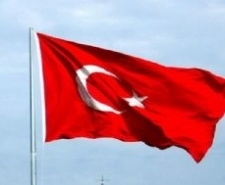 KADIKÖY, ŞIPŞIP DEDE’YE BÜYÜK TÜRK BAYRAĞI Edremit Belediye Başkanı Kamil Saka’nın talimatları ile Kadıköy Mahallesi Şıpşıp