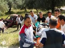 FEDAKAR ÖĞRETMEN, KAZADA SIKIŞTIĞI YERDE FERYAT EDEN EŞİNE DESTEK OLDU.